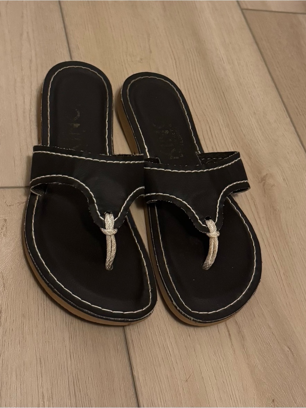KINOS Women’s Black Slip-On Toe-Post Sandals with Contrast Stitching